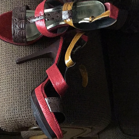 Women’s heals - Picture 1 of 3